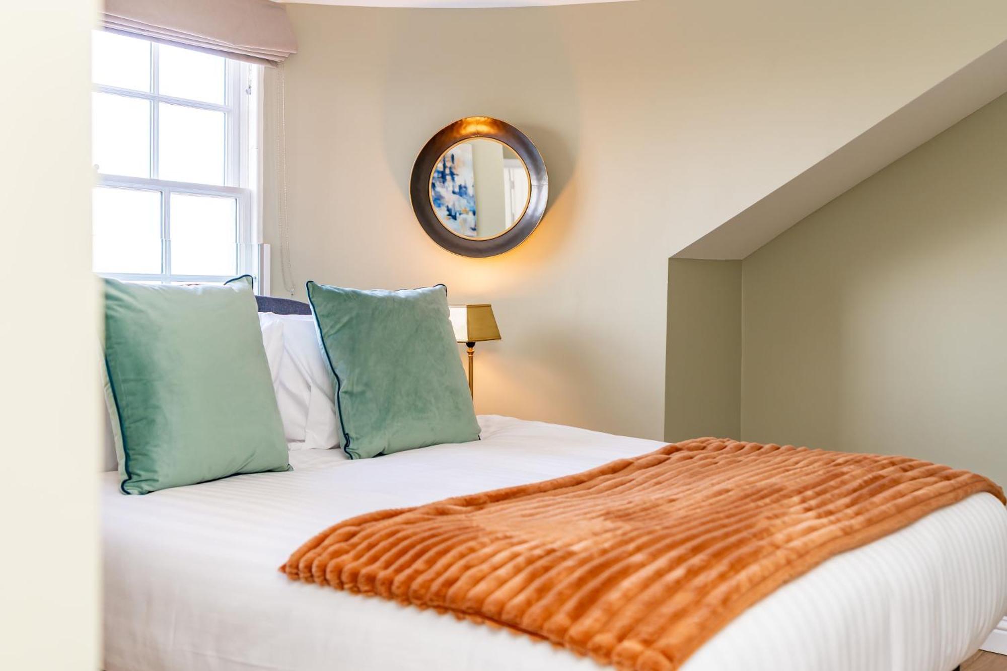 Dragon Luxury At 9 Albyn Place * Edinburgh
