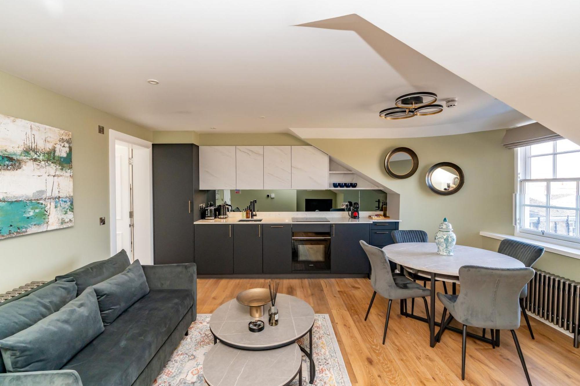 Dragon Luxury At 9 Albyn Place *